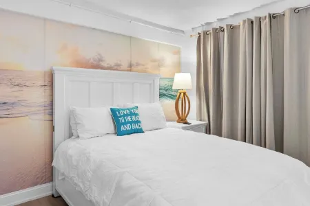 Amazing Ocean Front Property on Daytona Beach with amazing views & full kitchen Отели рядом с достопримечательностью «Университет аэронавтики Эмбри-Риддла»