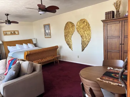 #5 Bright kitchenette apartment in scenic Torrey