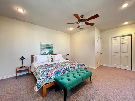 Spacious 3 full baths 10 beds 3-story house with private backyard in Del Valle