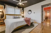 Splash House - Heated Pool, Hot Tub, Pickleball, Movie Theater