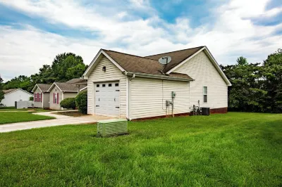 12 minutes to Wet 'n Wild Water Park! Family-sized 3 bedroom cozy happy home! Hotels near Sprouts Farmers Market