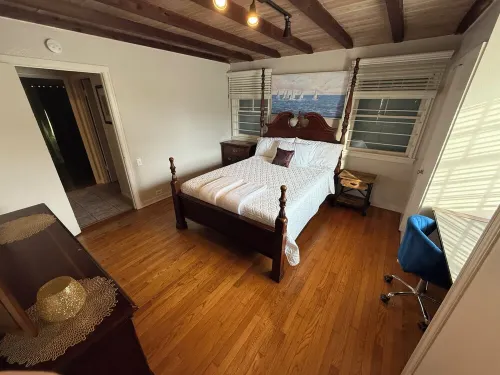 New- House in Gorgeous Melbourne Downtown on Main Street.