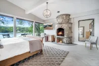 Escape to a Luxury Lakehouse Retreat- Chefs Indoor Outdoor Kitchen Hot Tub Steam فنادق في 