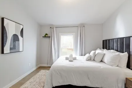 5 mins to Grand Park, 15 mins to Ruoff, pet-friendly, peaceful environment!