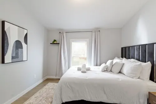 5 mins to Grand Park, 15 mins to Ruoff, pet-friendly, peaceful environment!