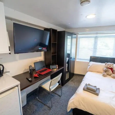 Spacious Comfortable Studio Near the University Отели рядом с достопримечательностью «Селли Манор»