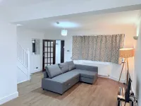 Fountain House-Sleeps 5-Central Dagenham-Parking