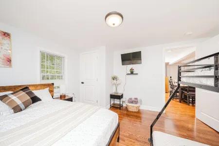 74L - 2BR Quincy - Cozy Couple Hideout near Wollaston Beach