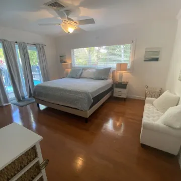 4/3 House with Beautiful Pool/Tropical Paradise/Short Walk to Beach/Restaurants