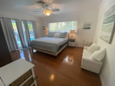 4/3 Pool Home. Tropical, Private, Short Walk to Beach