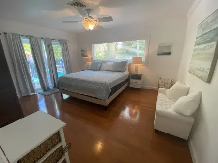 4/3 House with Beautiful Pool/Tropical Paradise/Short Walk to Beach/Restaurants