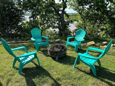 Large porch offers beautiful views of the lake. Enjoy unique interior design! Отели в г. Крик