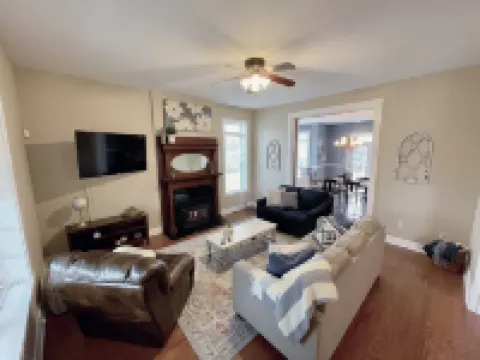 Elm Street Escape- Easy Access to Alton & STL Hotels in Alton