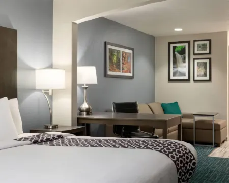 La Quinta Inn & Suites by Wyndham Peru Starved Rock St Park Hotels in Peru