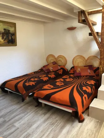 In villa, duplex 42 M2 center for 4 open terrace / garden parking space Отели в г. Кассис