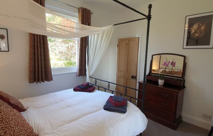 Hinton Lodge - Quaint Victorian four star cottage in a quiet rural location.