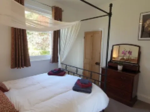 Hinton Lodge - Quaint Victorian four star cottage in a quiet rural location. Hotels in Trowbridge