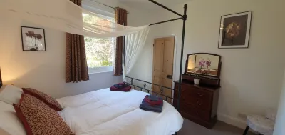 Hinton Lodge - Quaint Victorian four star cottage in a quiet rural location.