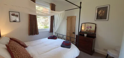 Hinton Lodge - Quaint Victorian four star cottage in a quiet rural location.