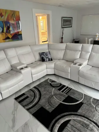 Spacious  5-bedroom pool house 5 mins from hardRock stadium with 3 jacuzzi& gym