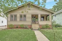 Modern Bungalow: spacious 3BR home near downtown Champaign & campus