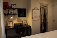 Hilltop Haven LA: Mountain Views & Luxury King Bed near Excellent Food!