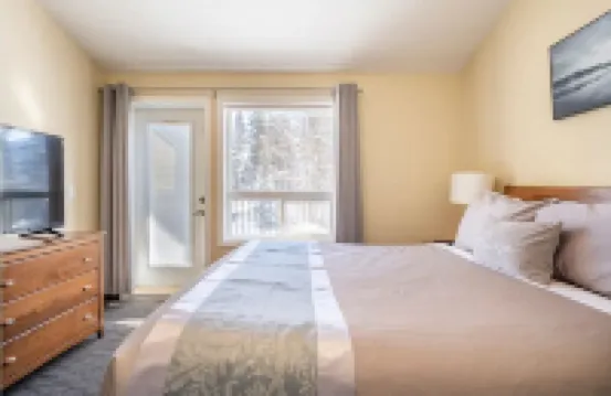 2 bedroom Mountain View Suite Getaway, right at the gate of Banff National Park. Hotels in Harvie Heights