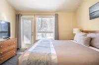 2 bedroom Mountain View Suite Getaway, right at the gate of Banff National Park.