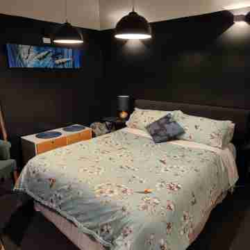 PUMPHOUSE APARTMENT-  AIRPORT,spacious,private, warm, homely, family Rooms