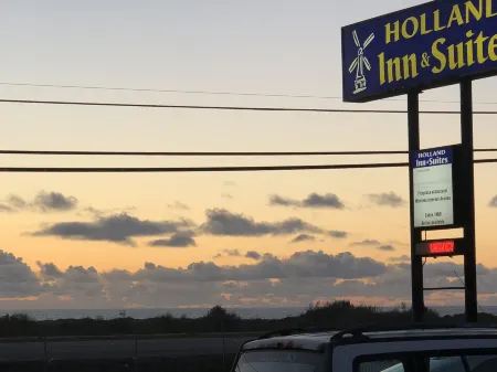 Holland Inn & Suites Отели рядом с достопримечательностью «Морро Странд Стейт Бич»