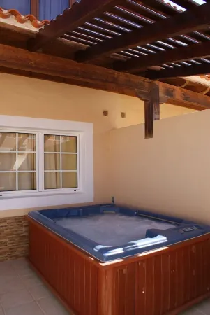 3 Bed, 2 bath house - great location & views - Hot Tub, BBQ, FIBRE Wifi, SKY Отели в г. Caleta De Fuste