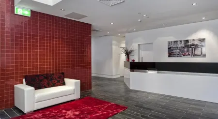 Quattro on Astor Отели рядом с достопримечательностью «The Old Windmill»