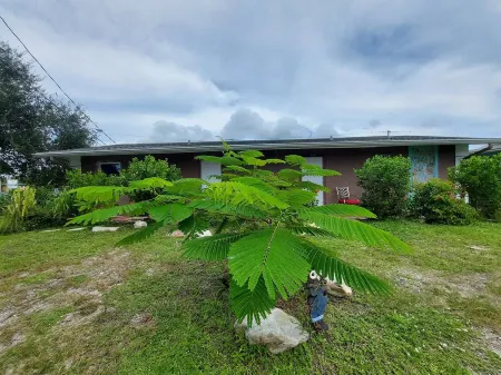 Rustic private aptbar Eau Gallie Downtown & 5 minutes to Melbourne Beach.