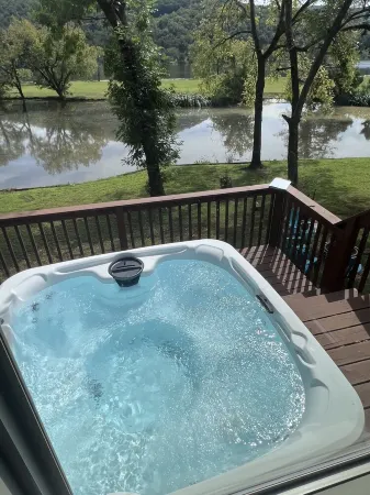 Tennessee Riverfront Cottage, HOT TUB on 3 Acres