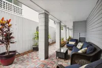 Unique Southend. 5BR. Dipping Pool! Old Tybee Charm at its finest!