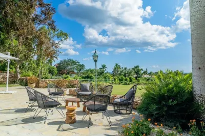 Newly remodeled Ocean view villa- Staff included, golf carts available. Hôtels à : 