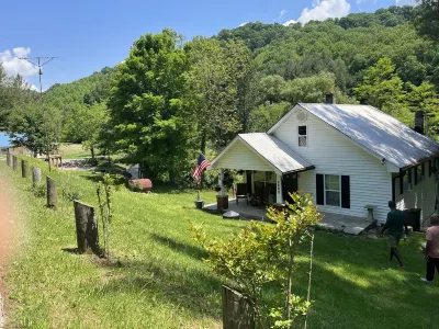 Beautifully remodeled cottage-w. Creek close to Downtown Boone & all activities Hotels near Alliance Bible Fellowship