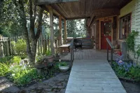 Spacious lakefront cottage, Salt Spring Island. Great sunsets, central location Hotels near Salt Spring Wild Cider House