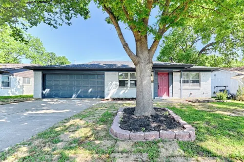 Hot Tub, Gameroom,17 min to Dickies Arena, FirePit!!!!! Hotels in Burleson