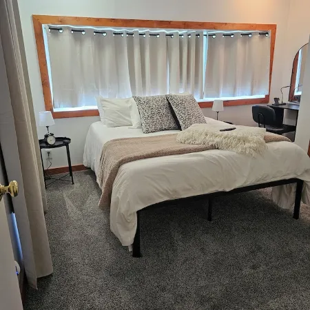Peaceful and cozy newly remodeled mobile home, just 10 miles from South Haven!