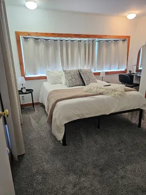 Peaceful and cozy newly remodeled mobile home, just 10 miles from South Haven!
