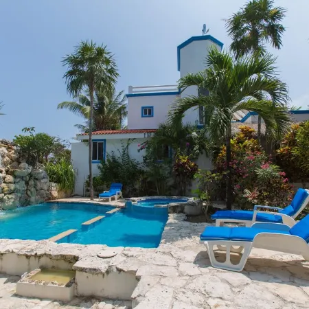 Beachfront Villa with pool & waterfall: Gorgeous sandy beach