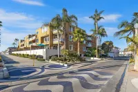 Located right on the Balboa Peninsula, few steps from the beach and the harbor.
