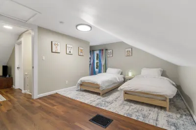 Modern 4 Bedroom Beach House: Ideal for Families & Long Stays Отели рядом с достопримечательностью «Йель Запад Кампус»