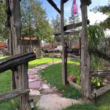 Large Private Fenced Yard with Guest Patio, Fire Pit and Surrounding Gardens. Hotel Exterior