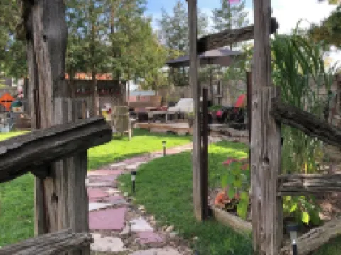 Large Private Fenced Yard with Guest Patio, Fire Pit and Surrounding Gardens. Hotels in Kitchener