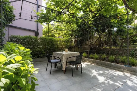 Gemütliche Apartment Enolabee mit Meerblick, Terasse, Balkon und Privatparking. Отели в г. Мали-Лошинь