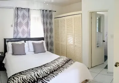 Cozy, Cole Bay, one bedroom with security and free parking