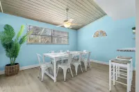 Secluded Backyard w/ Pool & HotTub. Sleeps up to 10. Centrally located. 3bed2b