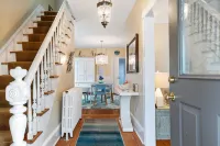 Newly refurbished house within short walking distance of town. Private driveway!